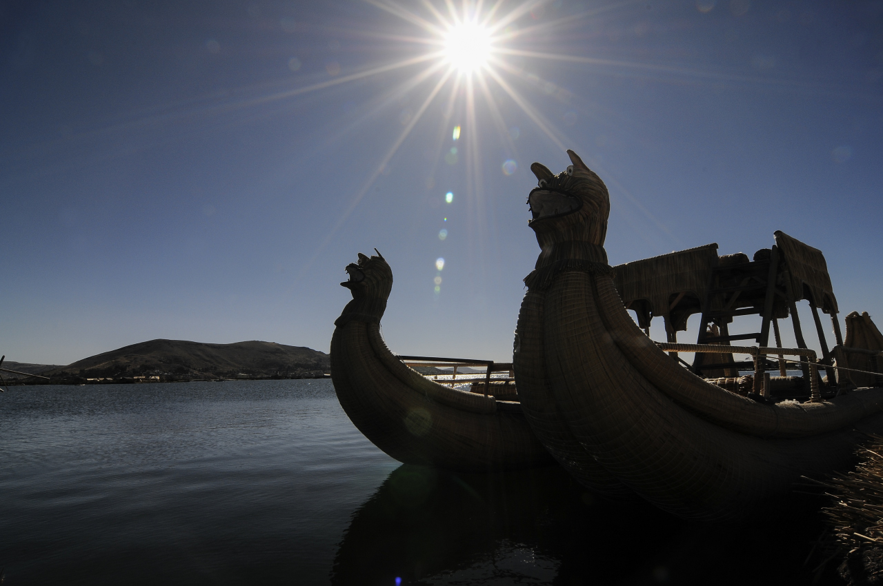 Amanecer en una la las islas del lago Titicaca.