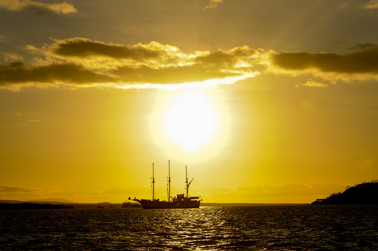 En las Galápagos, los atardeceres tienen diferentes colores. El Sagitta aparecer a lo lejos.