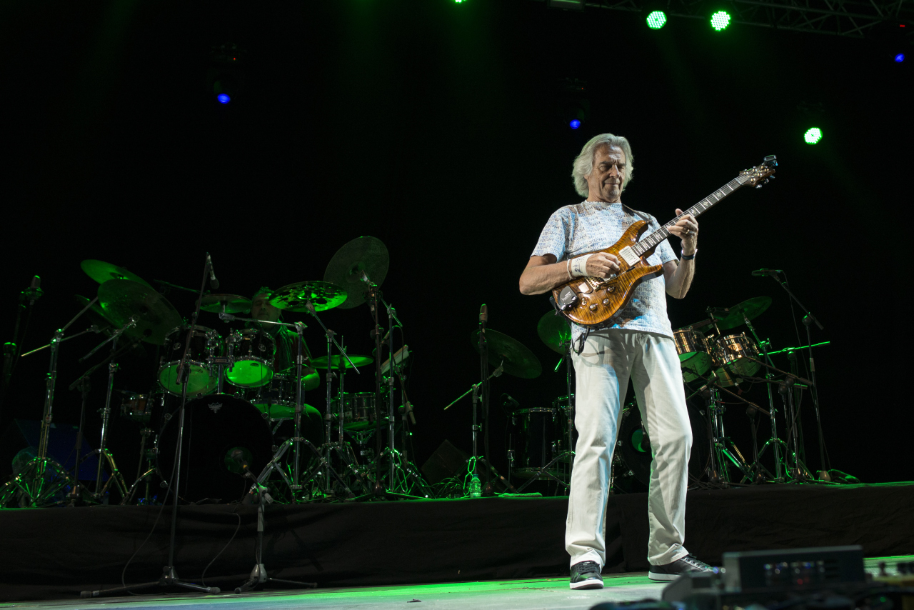 John McLaughlin durante el festival Noches del Botánico