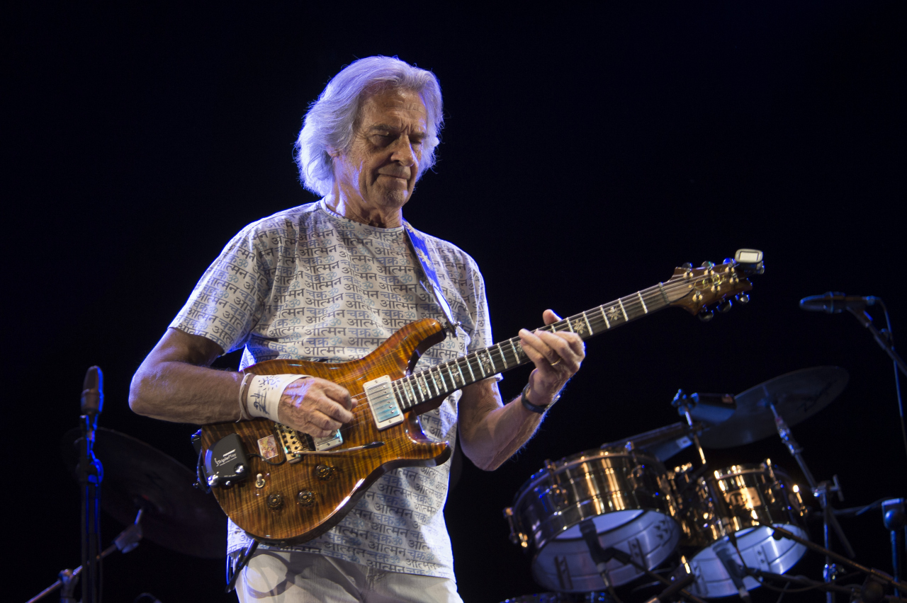 Con los The 4th Dimension, integrado por Gary Husband en los teclados, Etienne Mbappé, en el bajo y Ranjit Barot, en batería. John McLaughlin mostró su maestría en la fusión del Jazz con otras músicas.