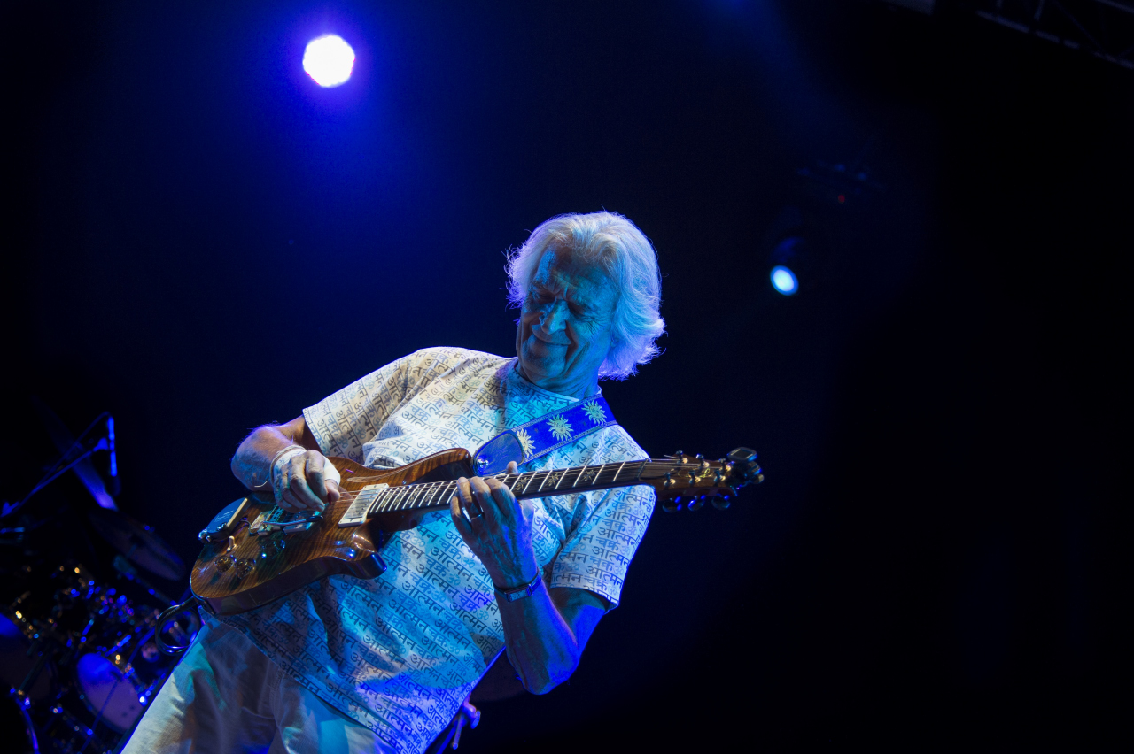 El guitarrista John McLaughlin durante el festival Noches del Botánico.