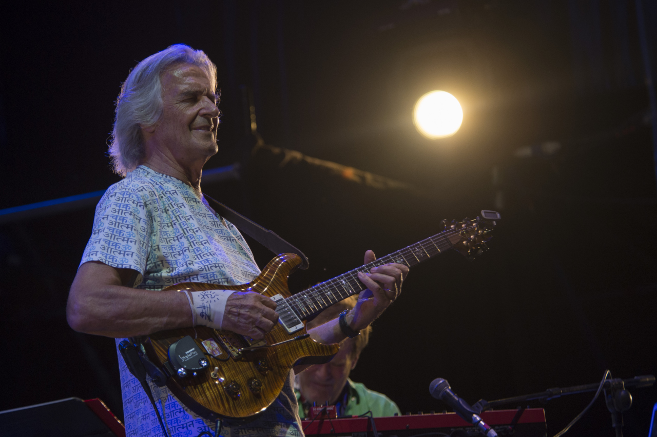 El guitarrista John McLaughlin durante el festival Noches del Botánico.