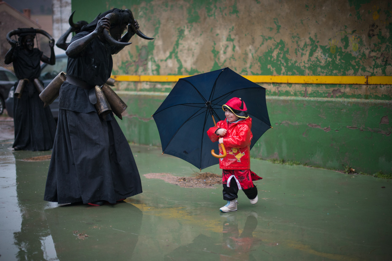 Los diablos juegan con los niños del pueblo.