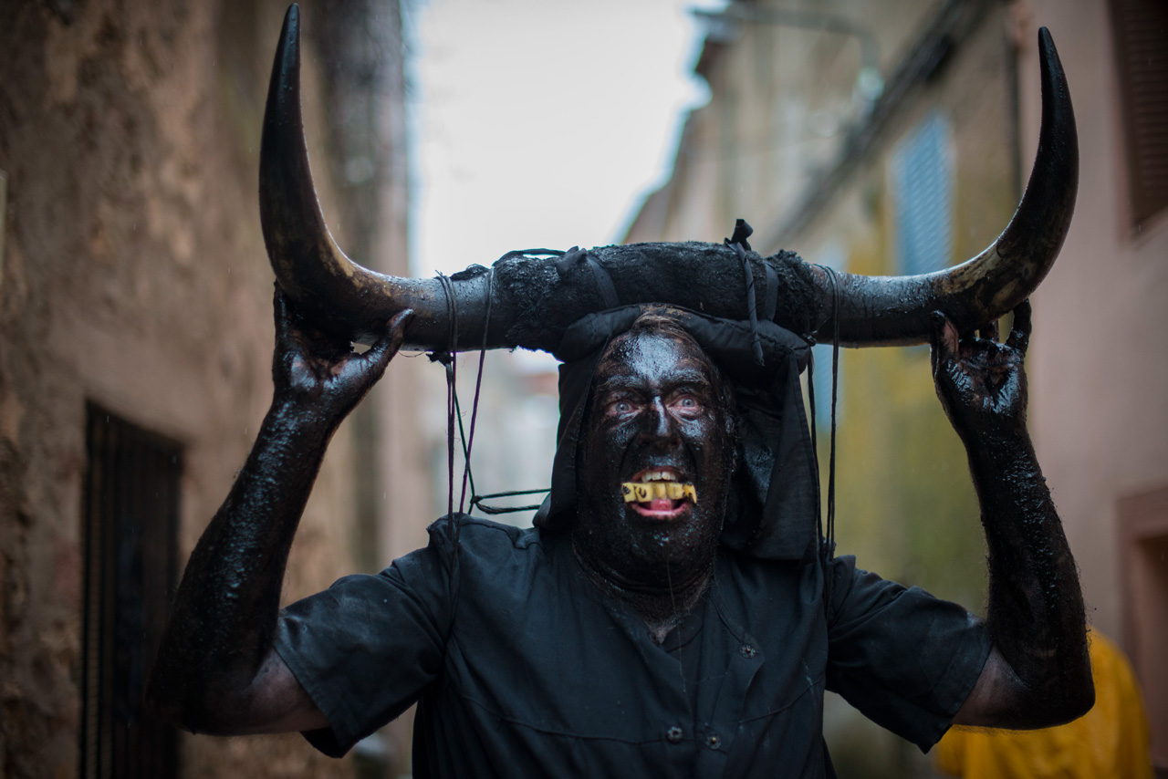 Tiznarse es lo esencial en los Diablos de Luzón.