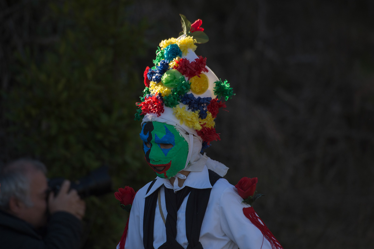 Niños y niñas del pueblo participan en el Carnaval de Almiruete. 