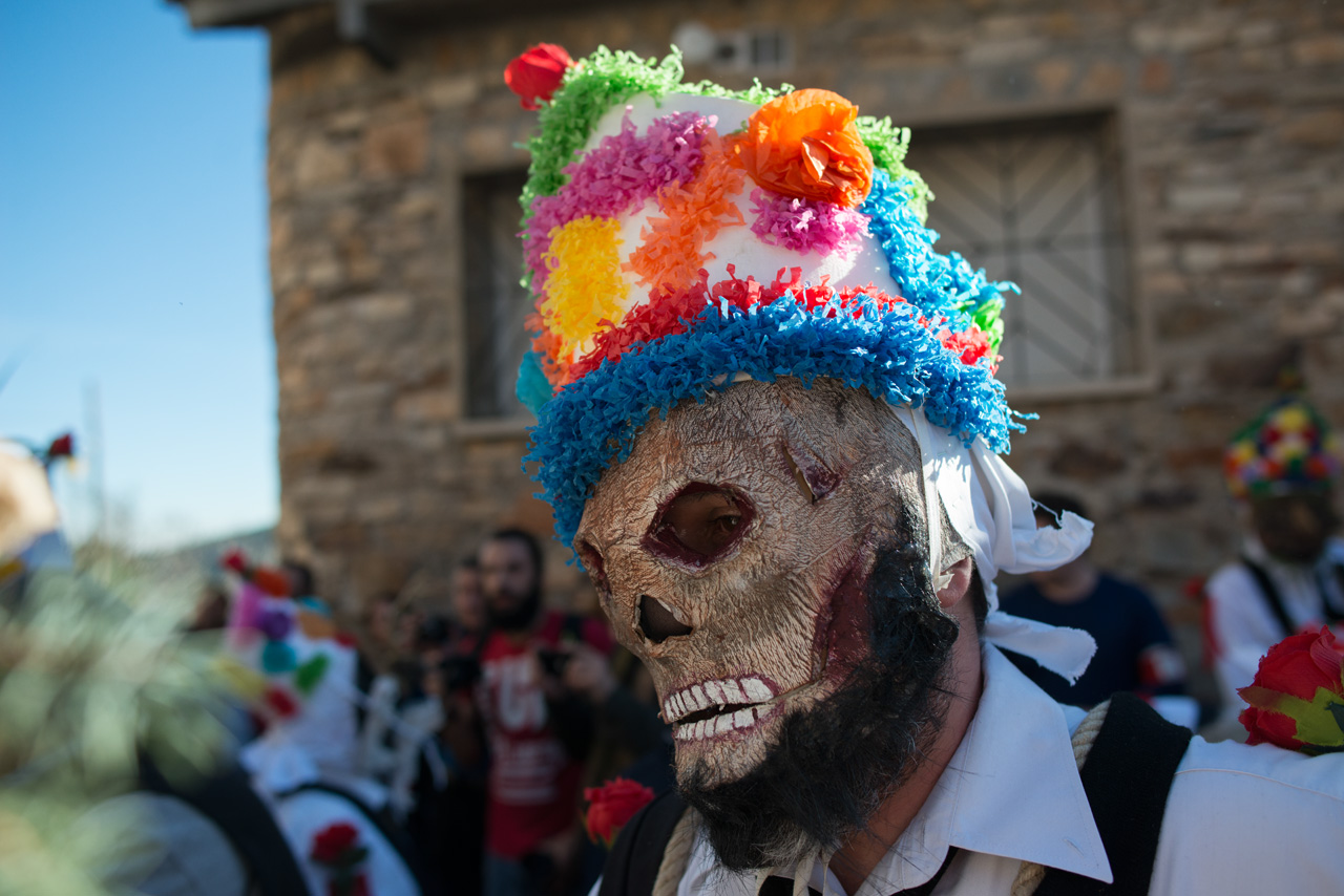 Hay máscaras talladas en madera, que parecen calaveras de seres humanos. 