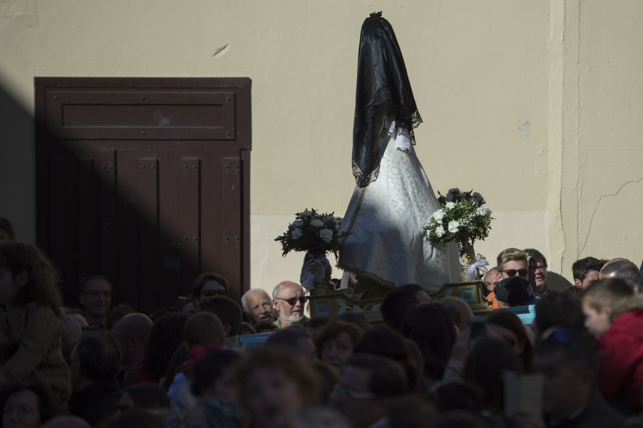 Estos mundos, que a primera vista nos parecieran tan lejanos, se hermanan a través de un ángel, el Domingo de Resurrección, en el rito conocido como “Bajada del Ángel”