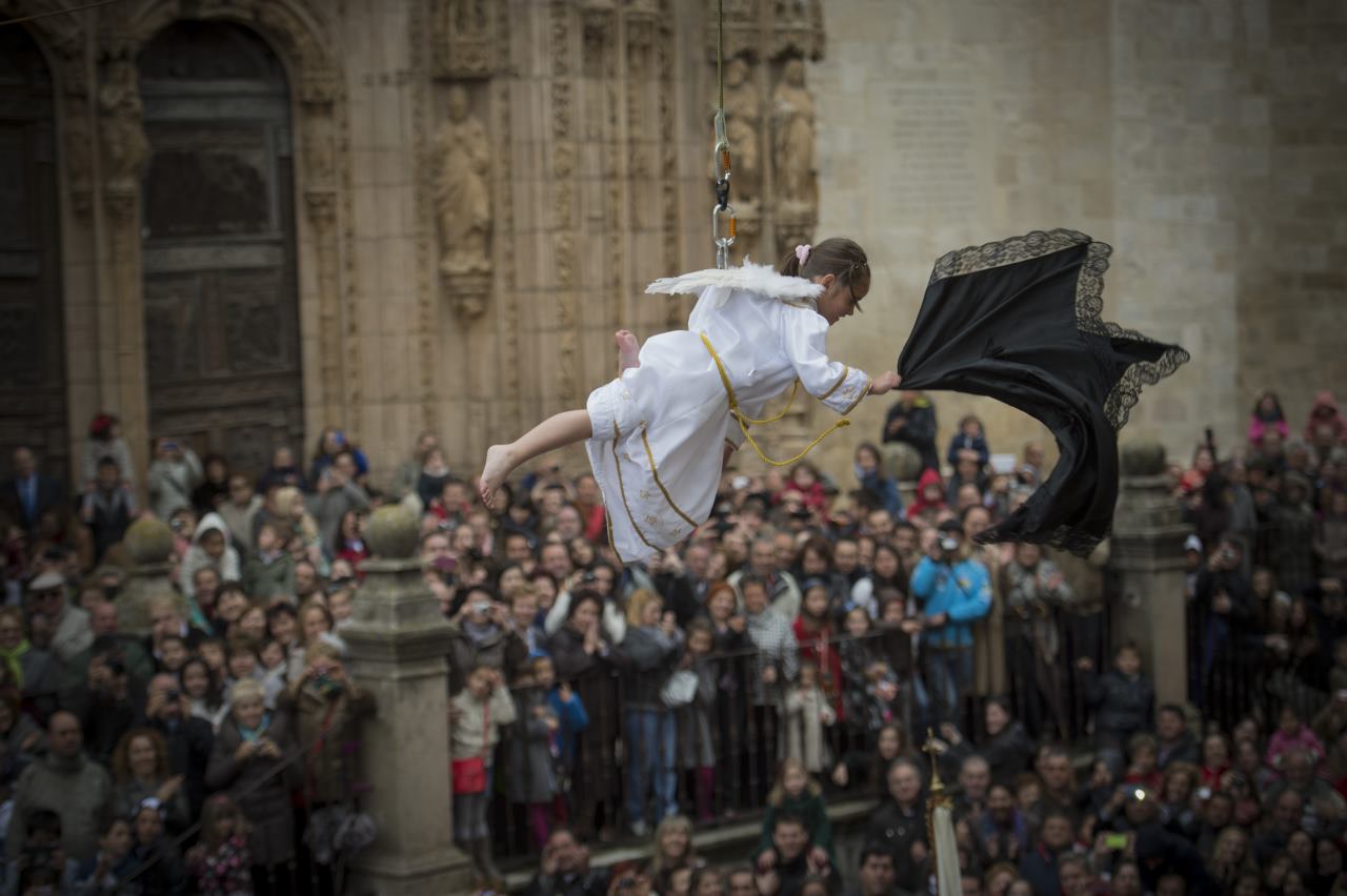 El protagonista es un niño que hace el papel de ángel y que es elegido, si no se presenta alguno voluntariamente, quien desciende sin problemas en un globo de cartón