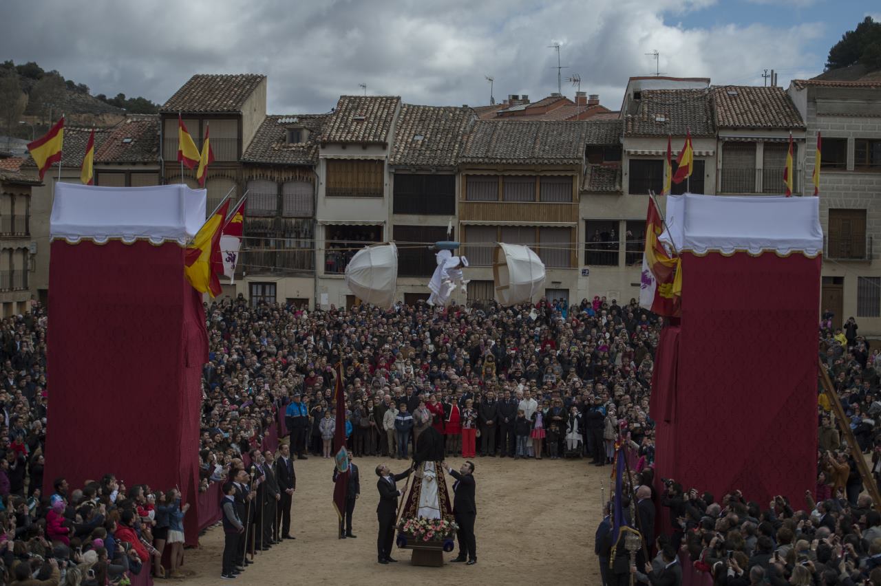 Los documentos más antiguos que se refieren a esta representación datan de finales del siglo XVIII, aunque ya en los mismos se indica que la tradición de La Bajada del Ángel es mucho mayor, posiblemente sea una evolución de los Autos Sacramentales del Medievo.