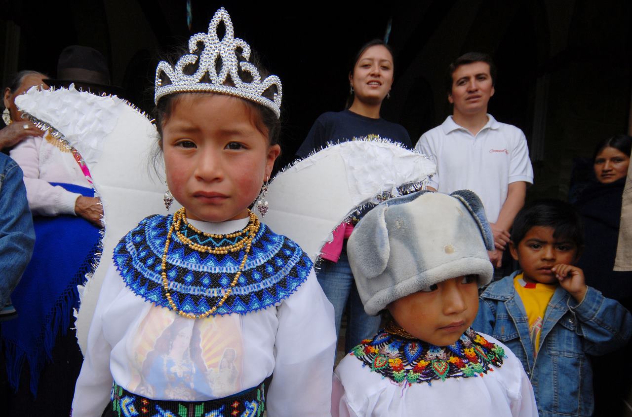 El pueblo kichwa Saraguro, ubicado en la zona andina de Ecuador, nos sorprende la magia del sincretismo entre la más pura tradición judeo-cristiana occidental con la Bajada del Ángel.