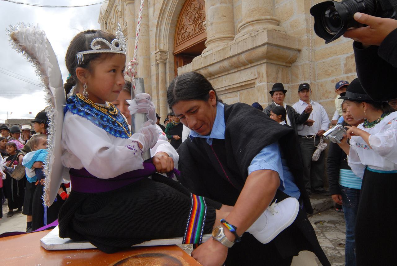 Aparece el fervor de la fe cristiana, mezclada con la alegría y júbilo del domingo de gloria, es una historia, que nos ha llevado 6 años construirla, es la Bajada del Ángel.