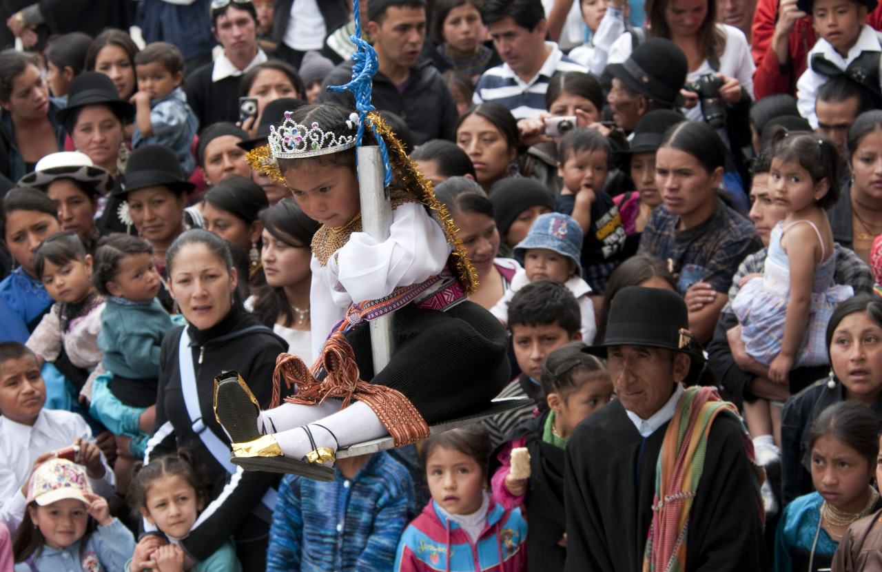 La vestimenta tradicional del pueblo Saraguro da una cromática especial en la fiesta de la Bajada del Ángel.