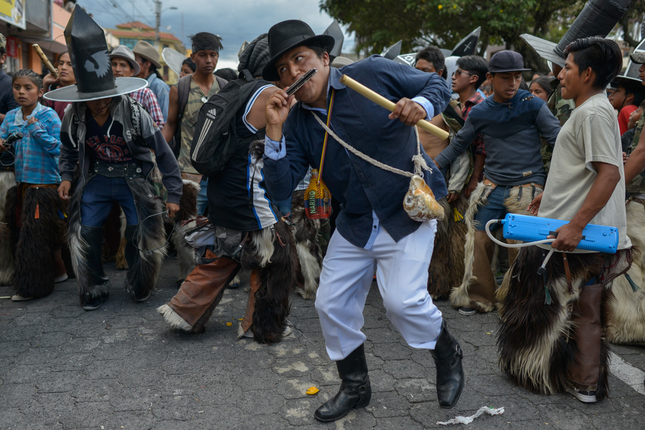 Desde  los cuatro puntos cardinales y desde los cerros que rodean el pueblo se toma la plaza de Cotacachi