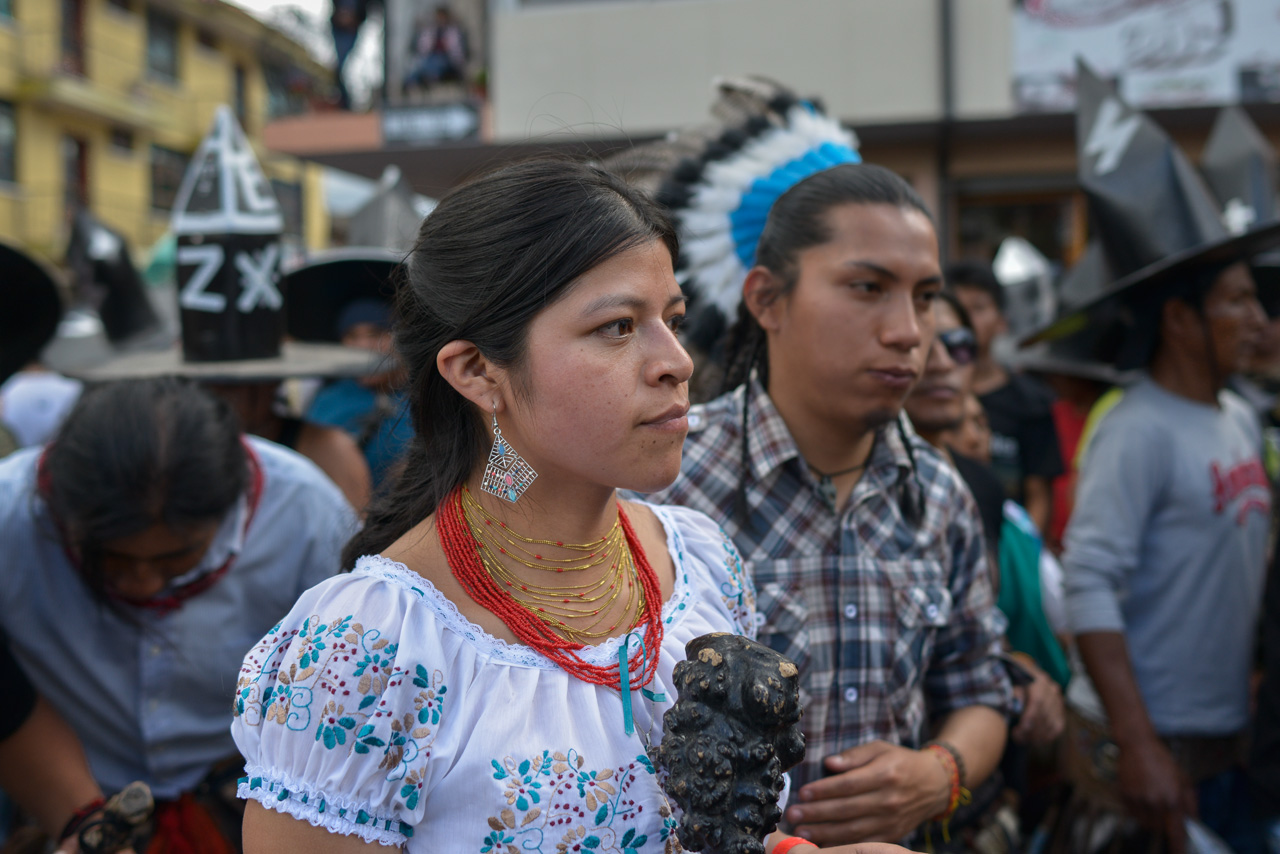 Warmis y runas realizan el recorrido y la entrada a la plaza es frenética, mágica, en comunión con la Pachamama y los elementos de la naturaleza.