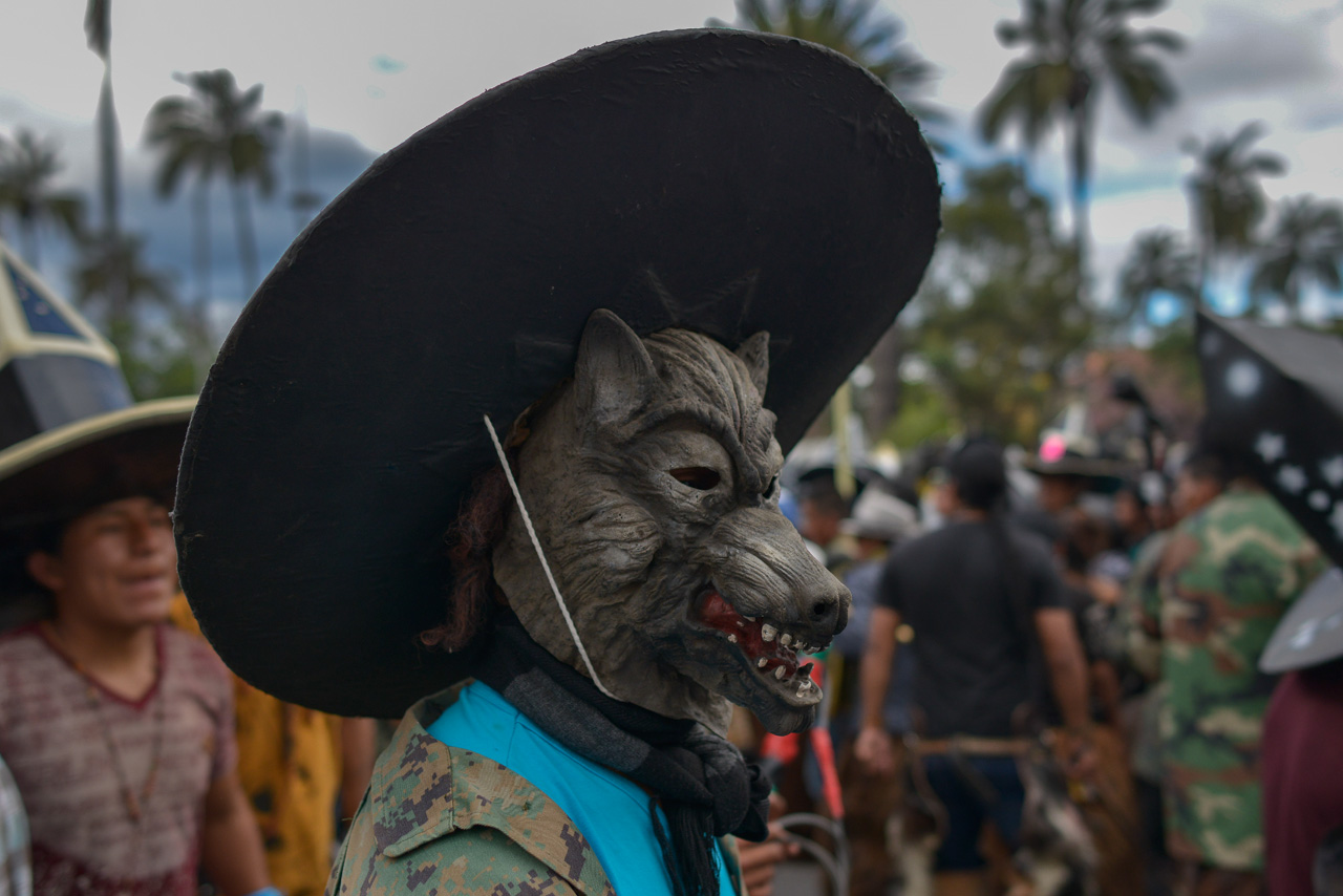 sombreros de charros mexicanos, pañuelos con la bandera gringa o disfraces de temas de películas, que demuestran la modernidad y la diversidad cultural de Cotacachi