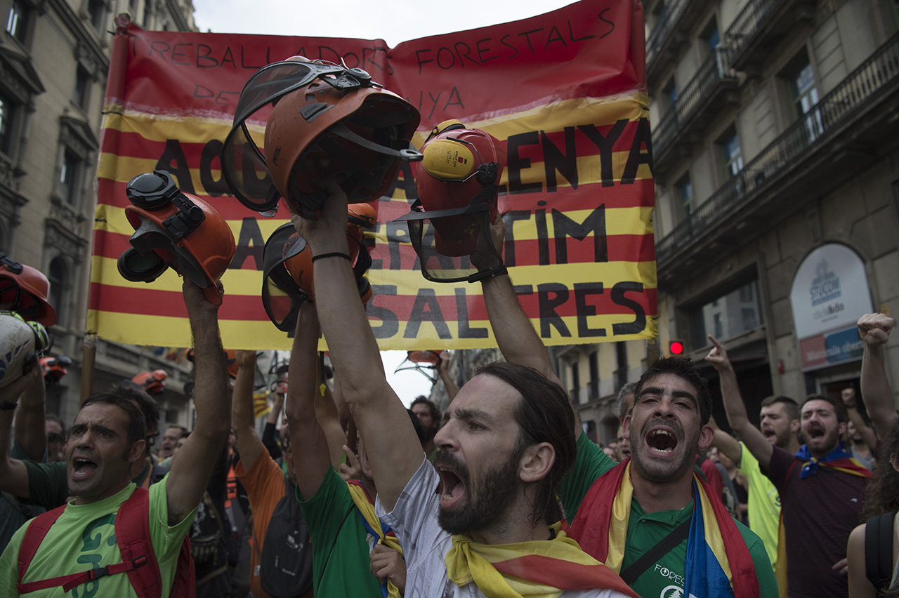 Bomberos de Catalunya protestaron por la violencia policial durante el referéndum independentista.