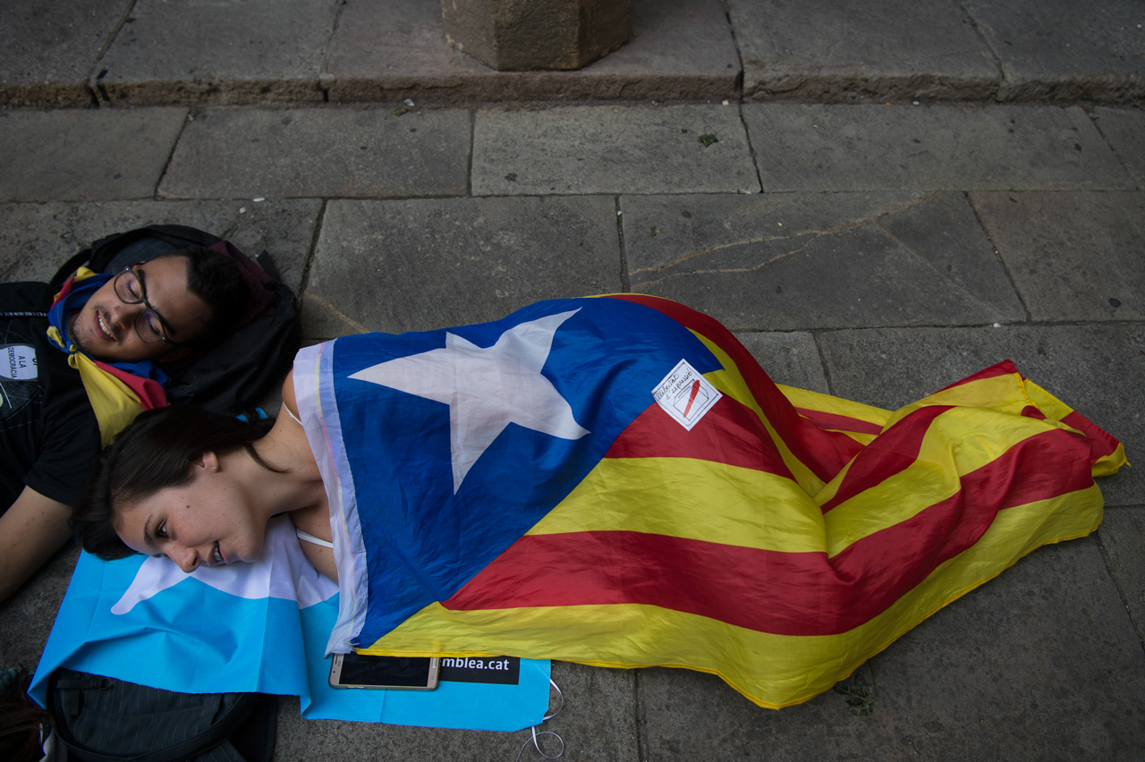 Una mujer cubierta con la bandera de Catalunya durante la votación del referéndum independentista.