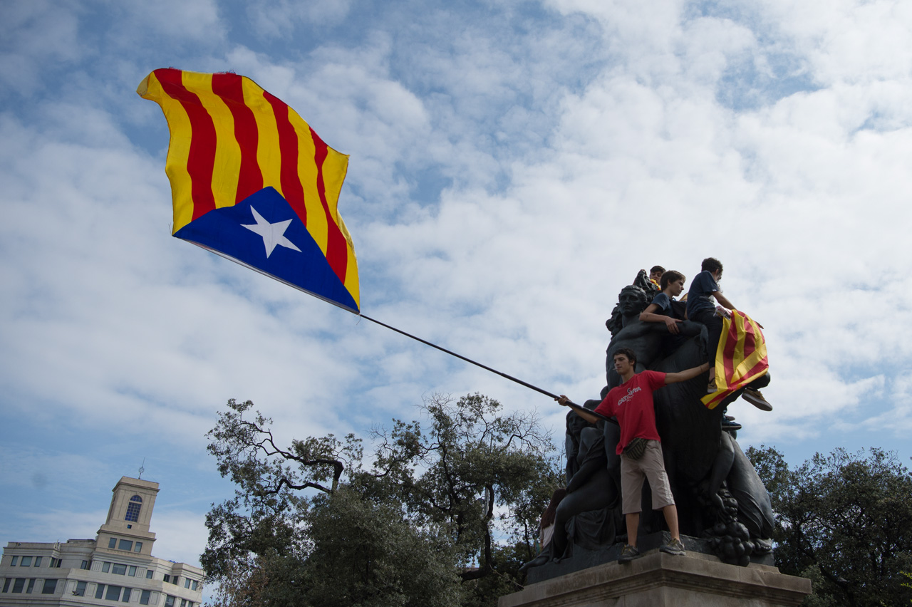 Ciudadanos de Catalunya muestran la bandera durante el referéndum independentista.