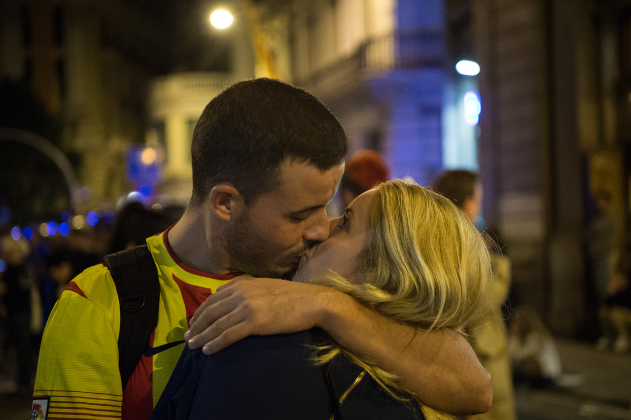 Una pareja de catalanes se besan delante de la policía española.