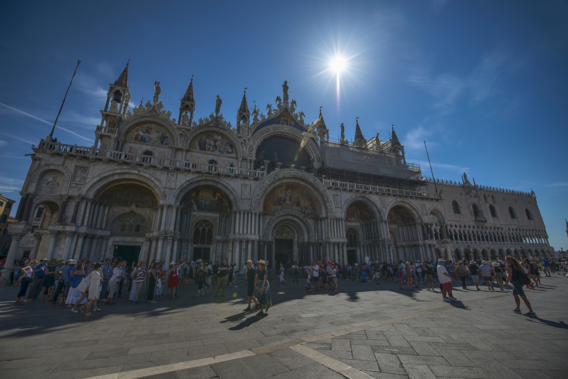 El exceso de turistas en Venezia, hace casi imposible deleitarse de sus rincones e historias medievales una de ellas la plaza de San Marcos