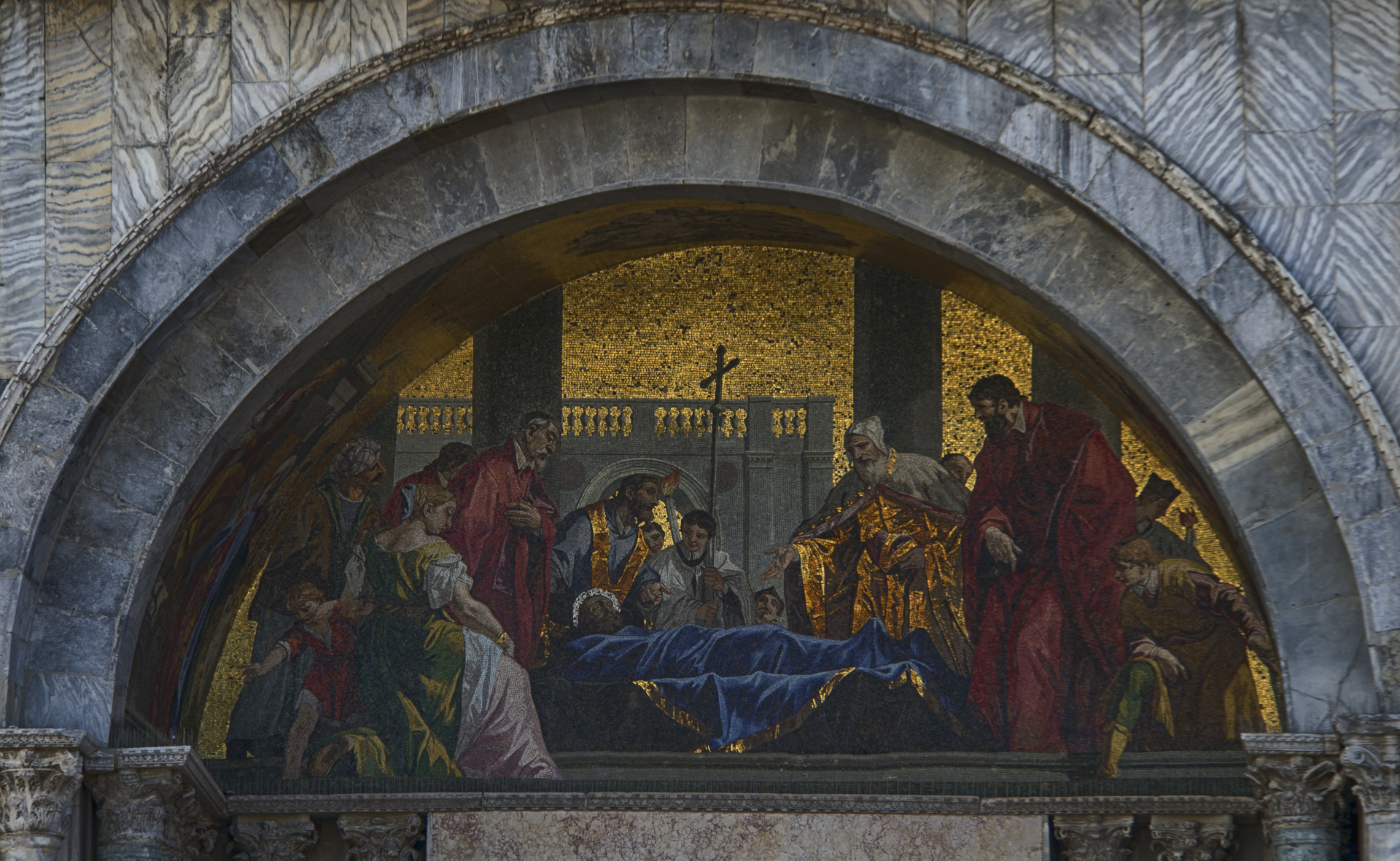 La fachada de San Marcos es llena de arte, sus fresco son verdaderas obras de arte religioso.