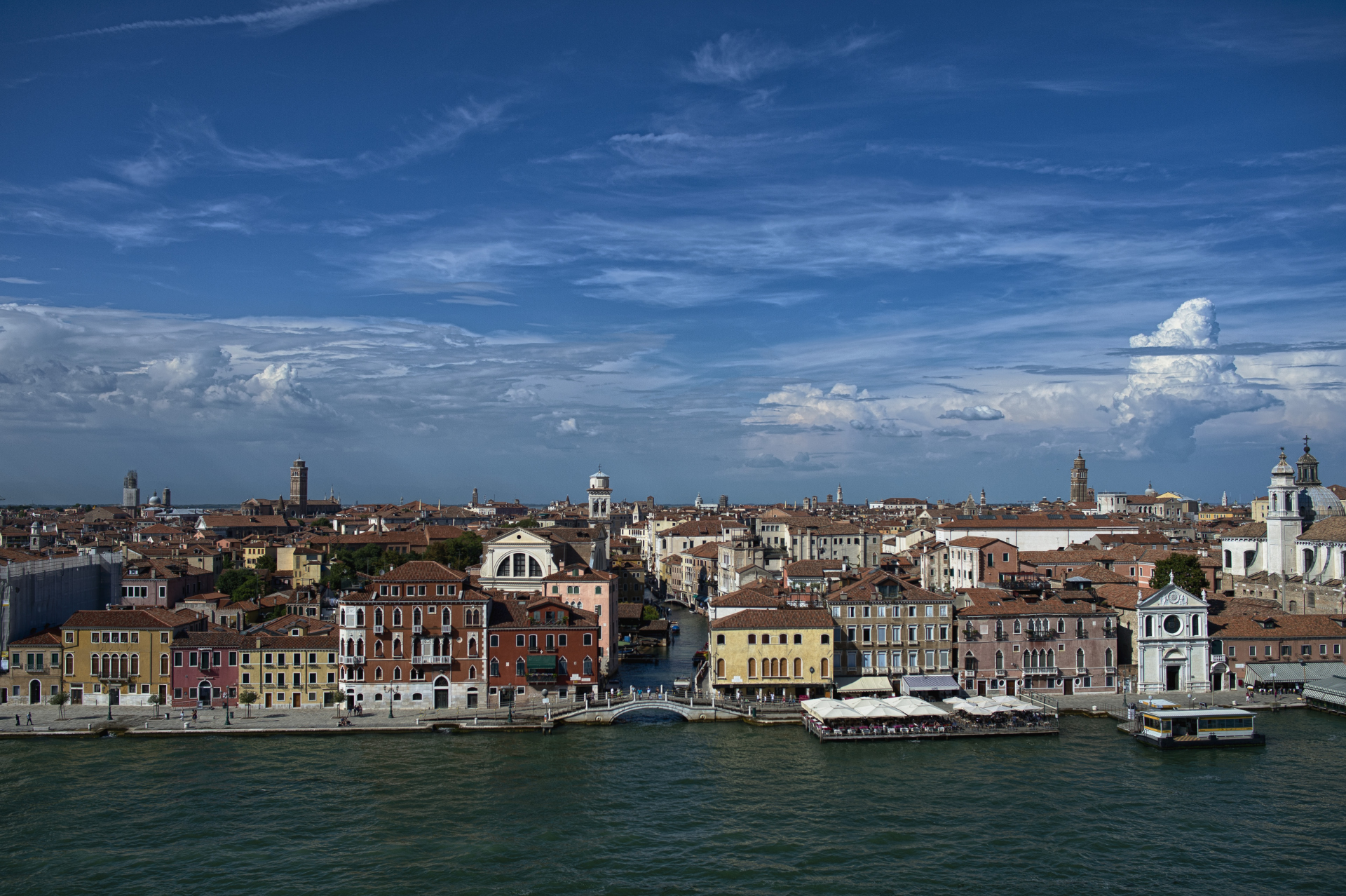 La serenissima compone así un cuadro digno de un Carpaccio, Tiziano, Canaletto o Tintoretto.