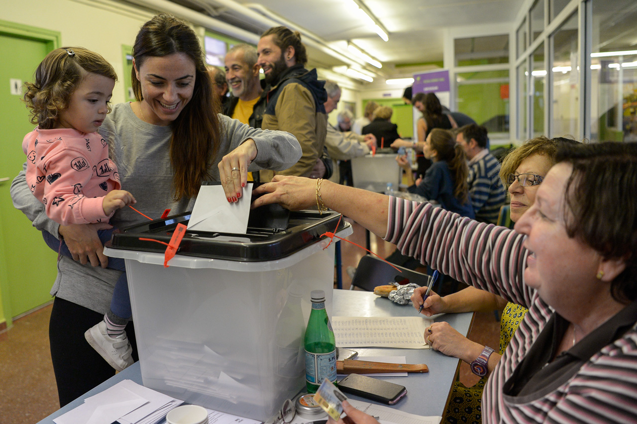 Una ciudadana de Catalunya, vota en el referéndum para la independencia de del pueblo catalán.
