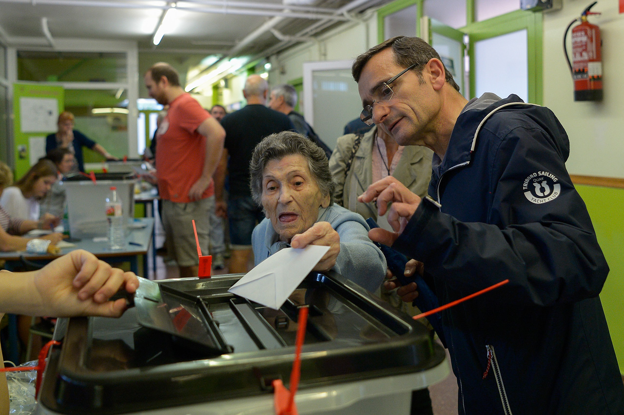 En Catalunya, ciento de miles de ciudadanos salieron a votar en el referéndum independentista.