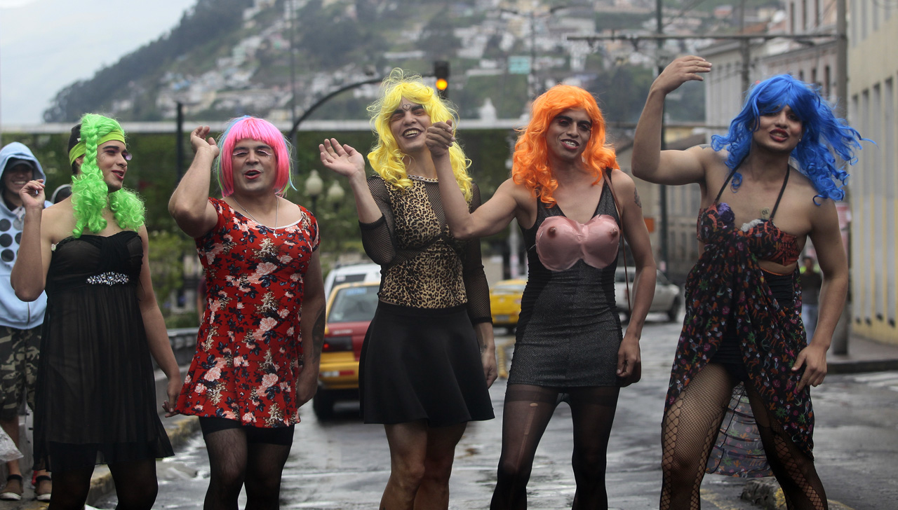 TRAVESTISMO. Viudas fin de año en Ecuador