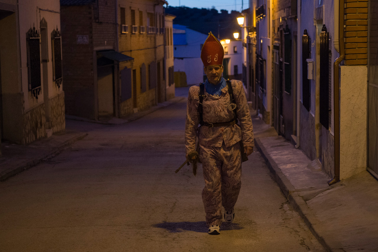 Cuando cae la noche los diablos de Almonacid del Marquesado acuden puntuales a su cita con la tradición y la historia de este pequeño pueblo.