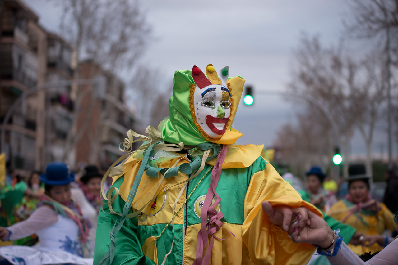 Los disfraces de diablos o payasos dan colorido  la fiesta boliviana.