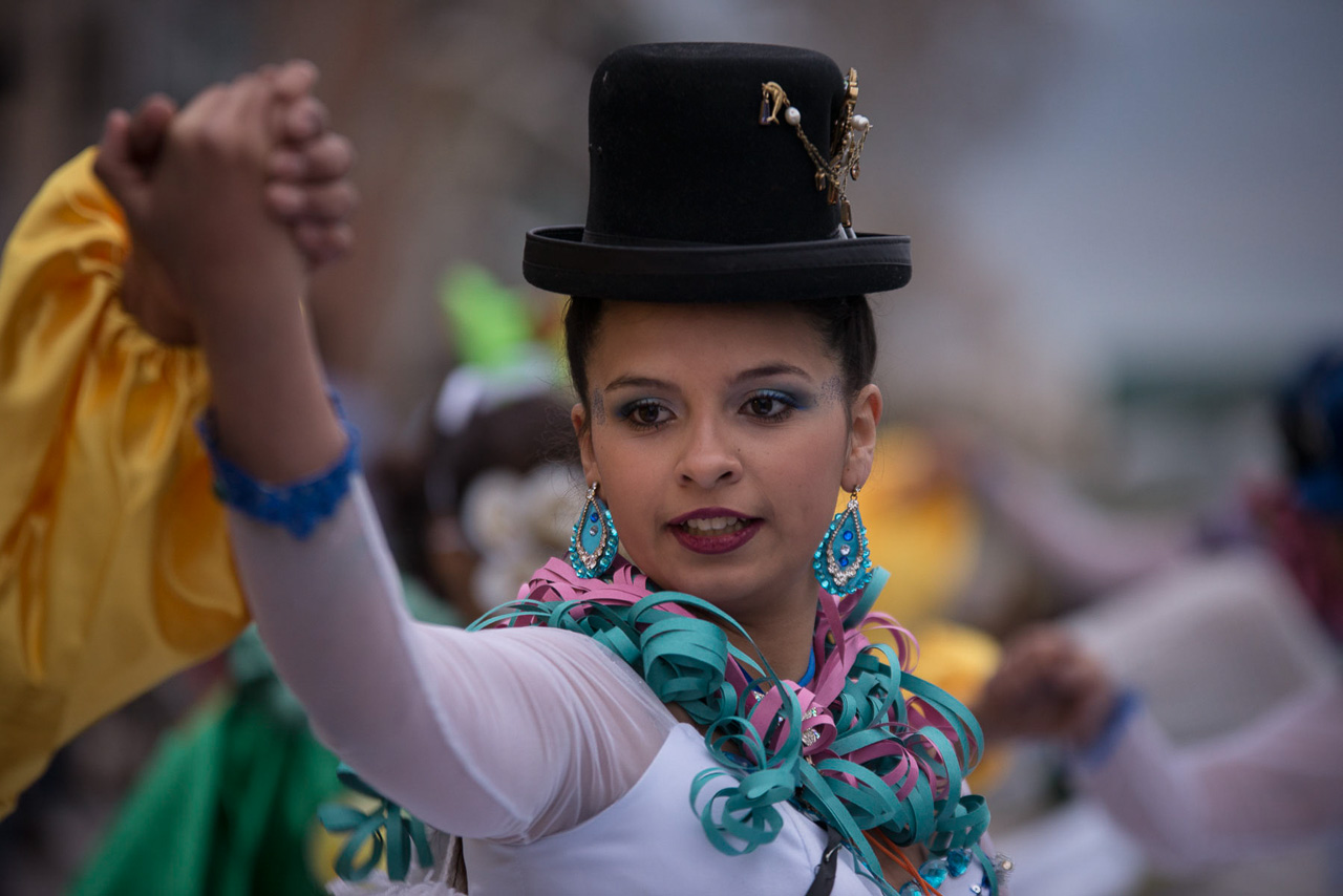 Las Cholas muestran la belleza de las mujeres andinas bolivianas.