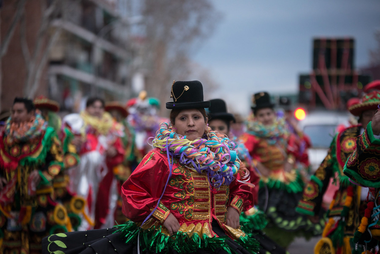El colorido y cromática de las vestimentas de la chola, dan juego mágico al carnaval. 