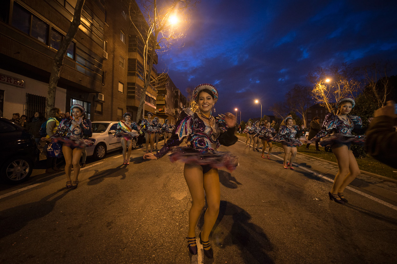 Al atardecer madrileño un grupo de cholas bailan en las calles de Villaverde Alto.
