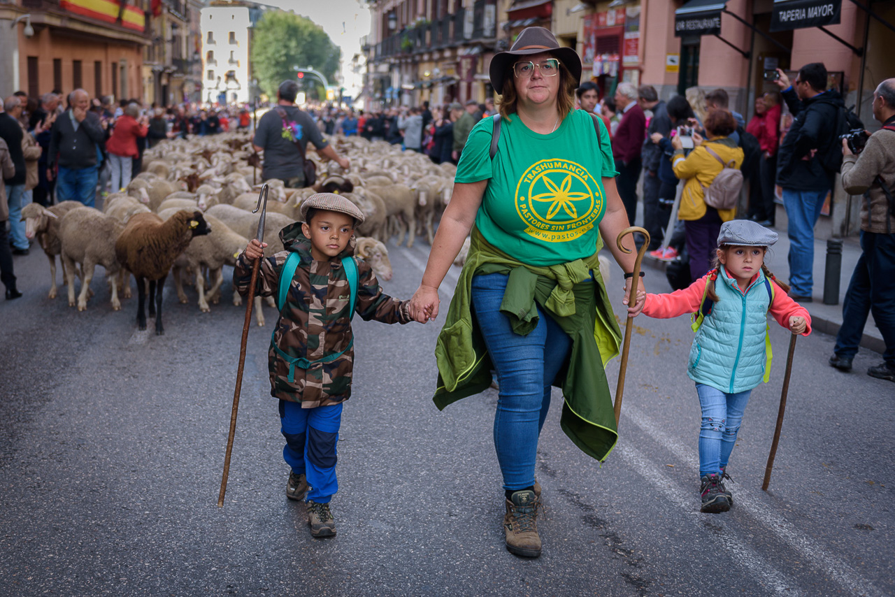 Familias de los pastores y pastoras recorren por las calles del centro de Madrid 