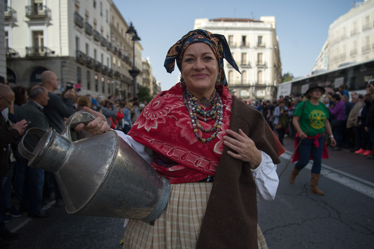 Una pastora recorre las calles de Madrid durante la fiesta