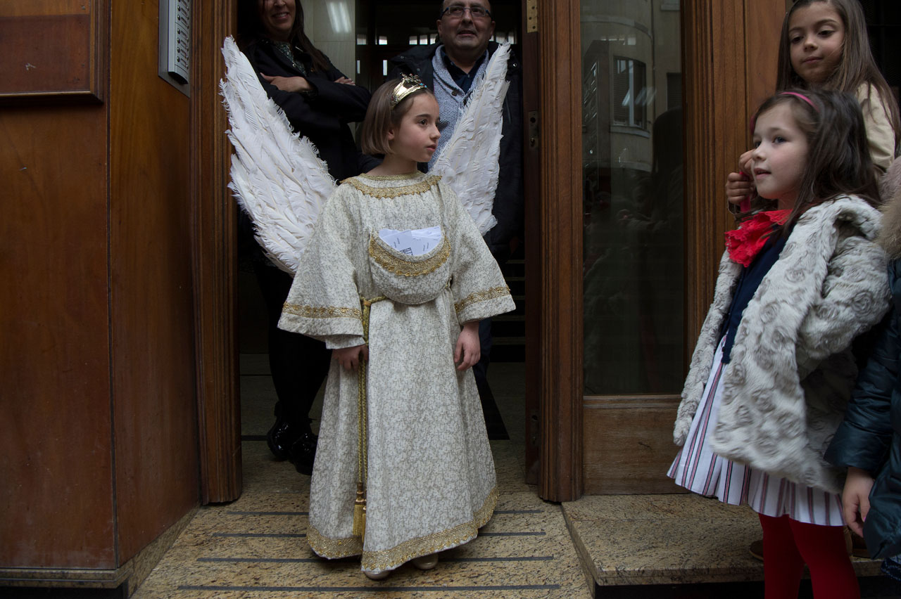 La Bajada del Ángel en Tudela de Navarra empieza muy temprano, es madrugadora, todos los que participan, desde los antiguos ángeles, hasta la familia del ángel de este año