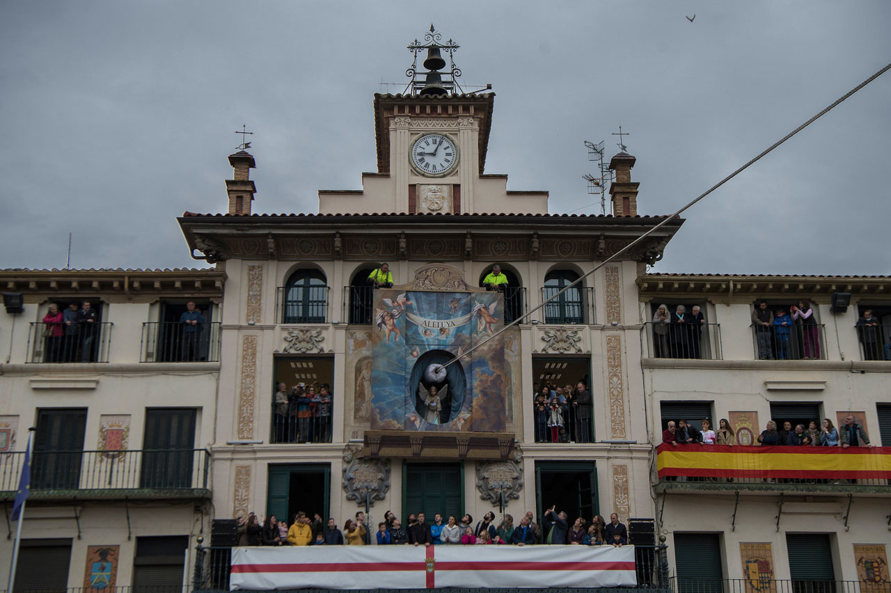 El Ángel, esta vez Daniella, le quita el velo a la Virgen, le quita el luto, con el significado de la resurrección de Cristo.