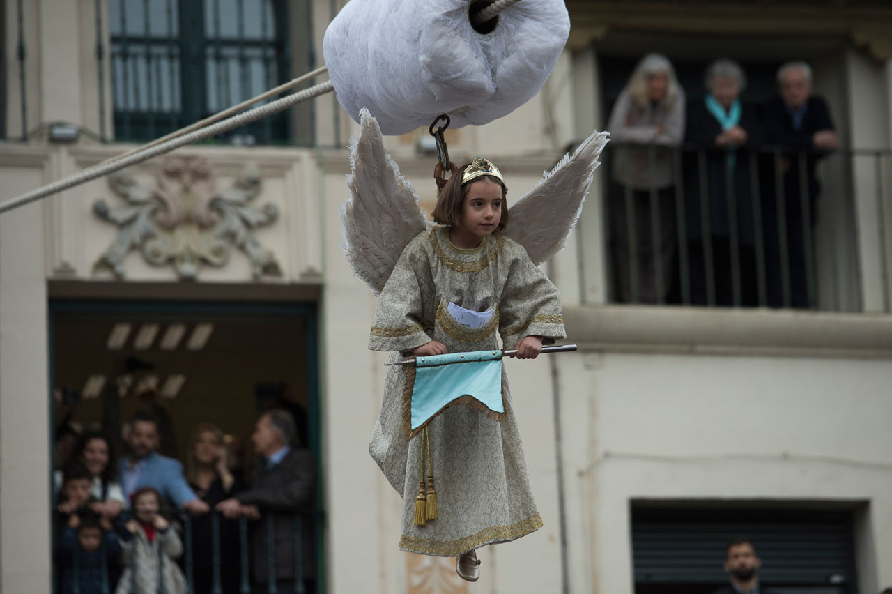 En Aranda de Duero, Burgos, Peñafiel, provincia de Valladolid en España y en Saraguro en la zona Andina de Ecuador, que es un pueblo Kichwa, se realiza la fiesta de la Bajada del Ángel. 