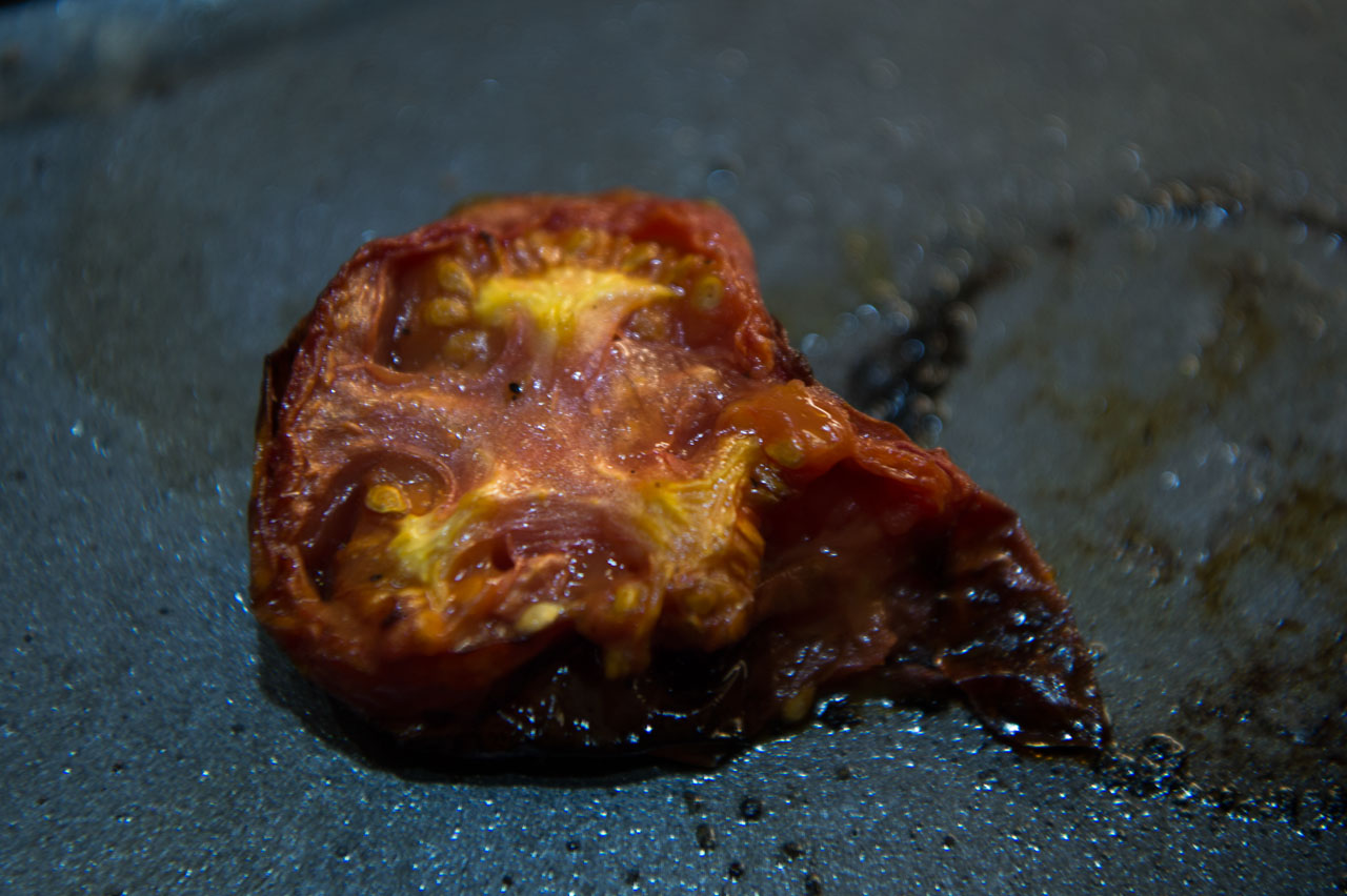 El tomate frito en aceite de oliva, da el primer toque de sabor del plato de los langostino gigantes preparado por Andrés.