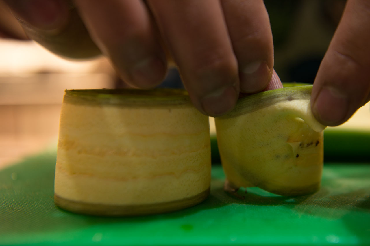 Para preparar los chifles, el corte se realiza con la cáscara del plátano verde para decorar los langostinos gigantes