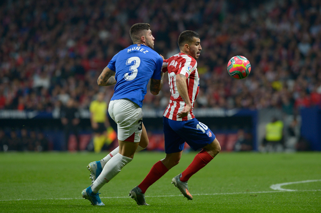 Correa pelea el balón durante el partido.