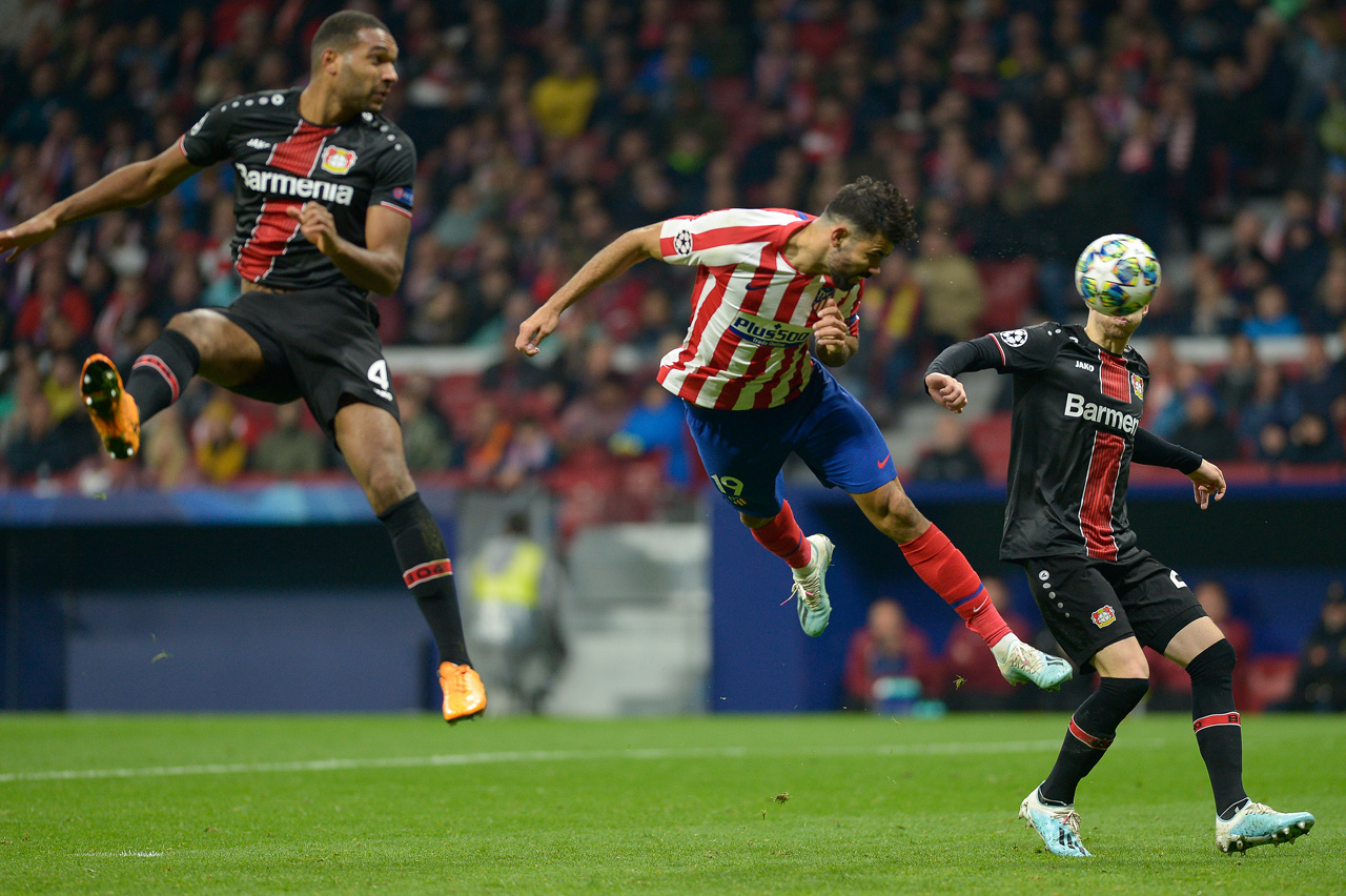 Diego Costa disputa el balón durante el partido y con Morata fueron los claves para el triunfo. 