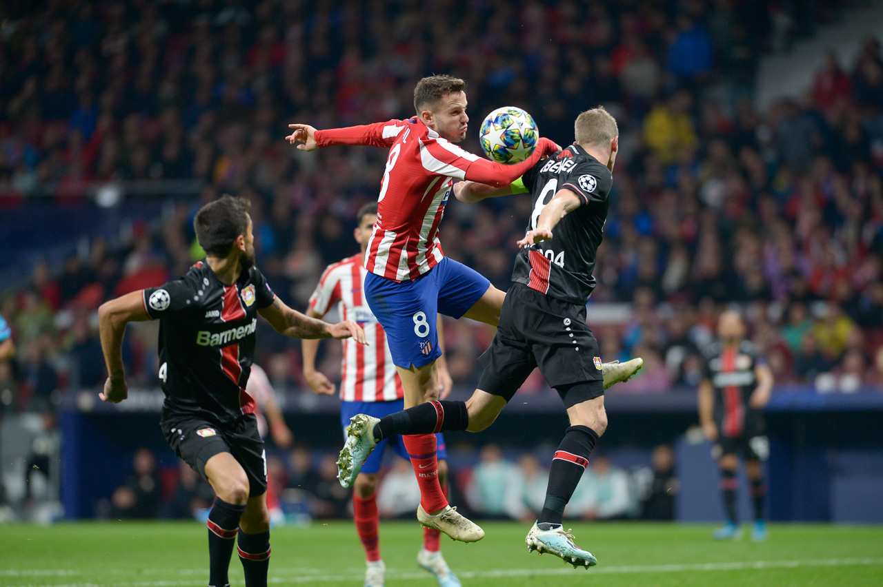 Saúl del Atlético de Madrid pelea el Balón. 