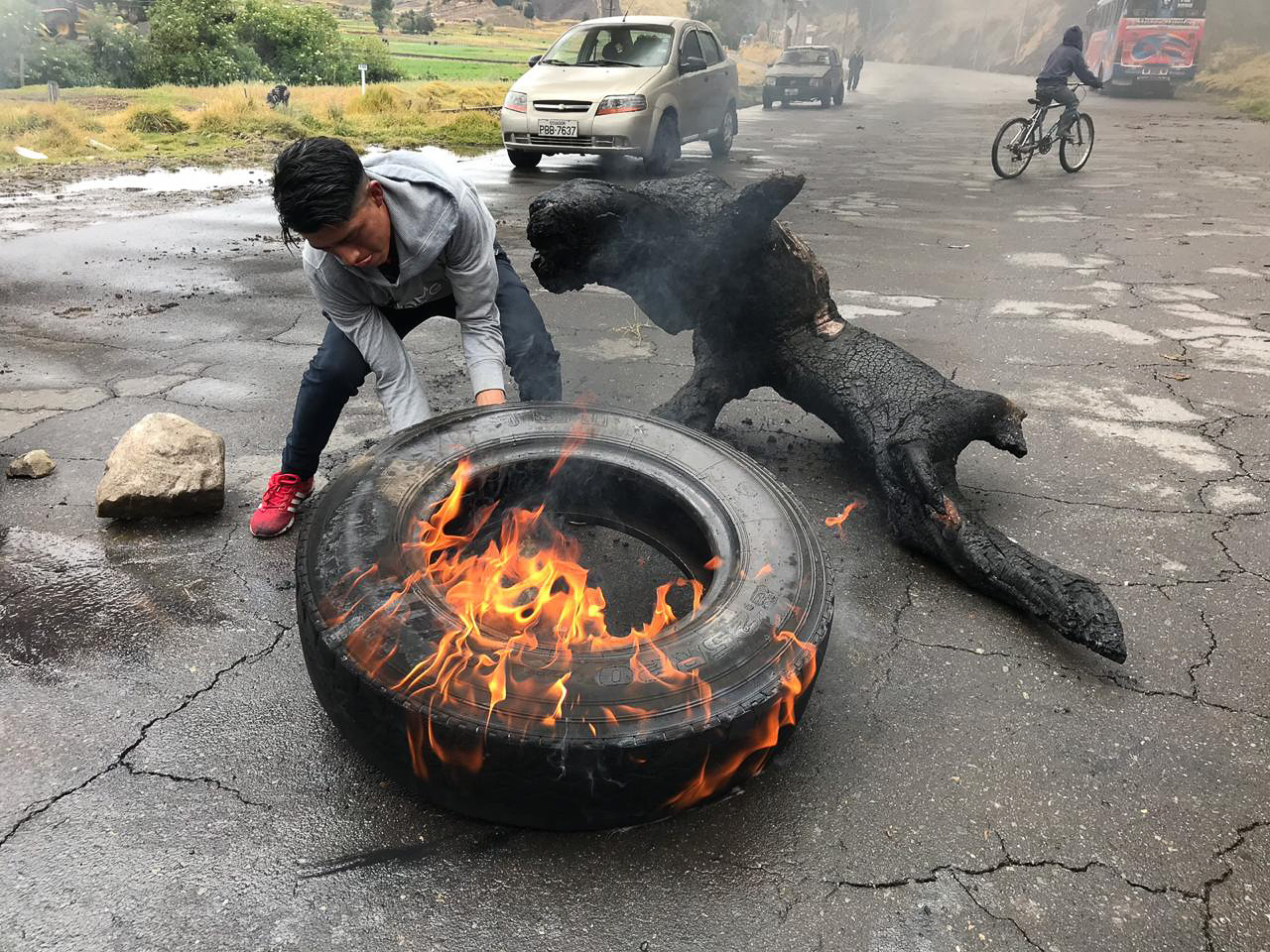 Quema de llantas en las carreteras durante la huelga nacional contra el gobierno de Lenin Moreno paro a nivel nacional.