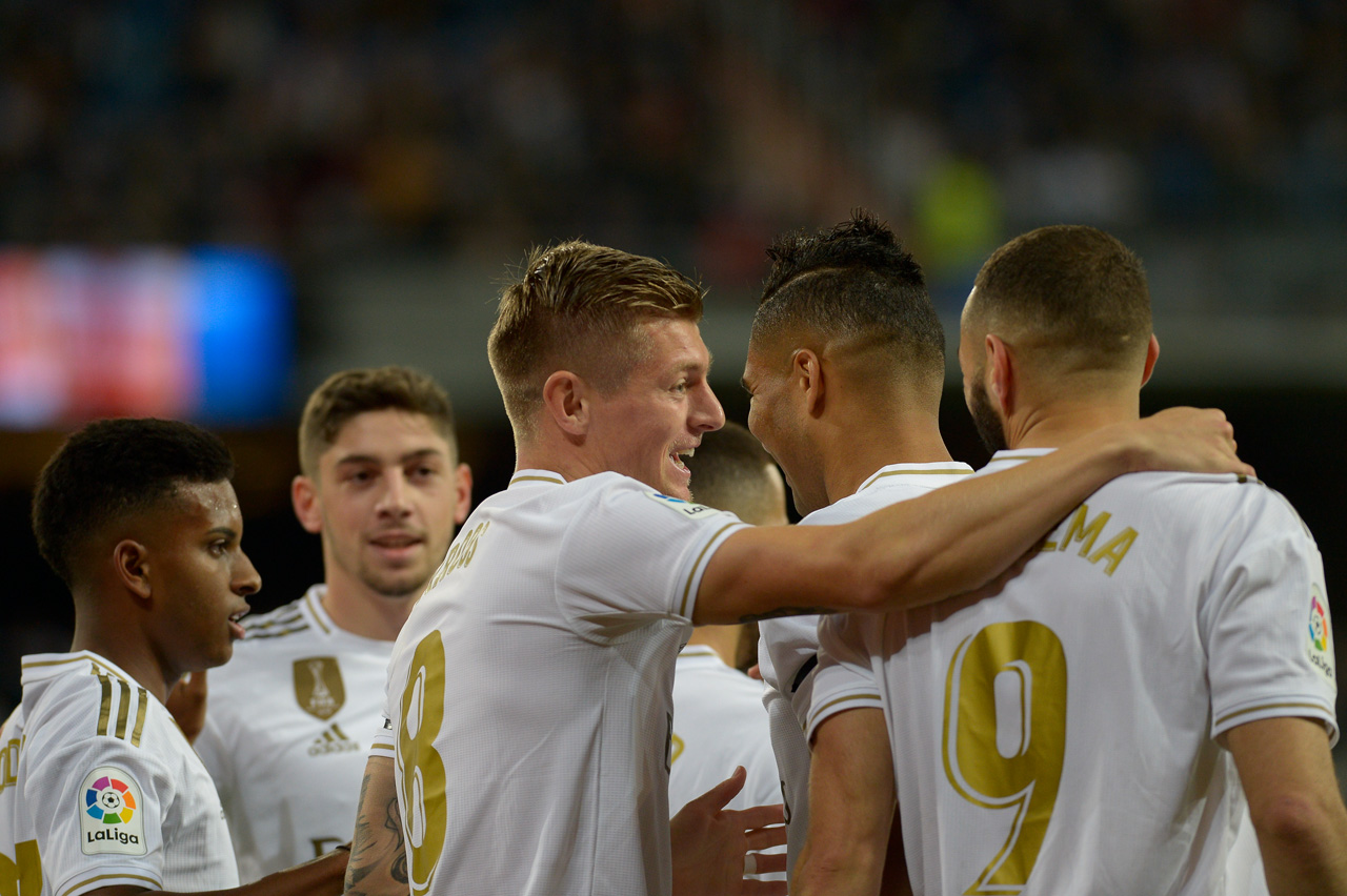Kroos festeja su gol con sus compañeros del Real.