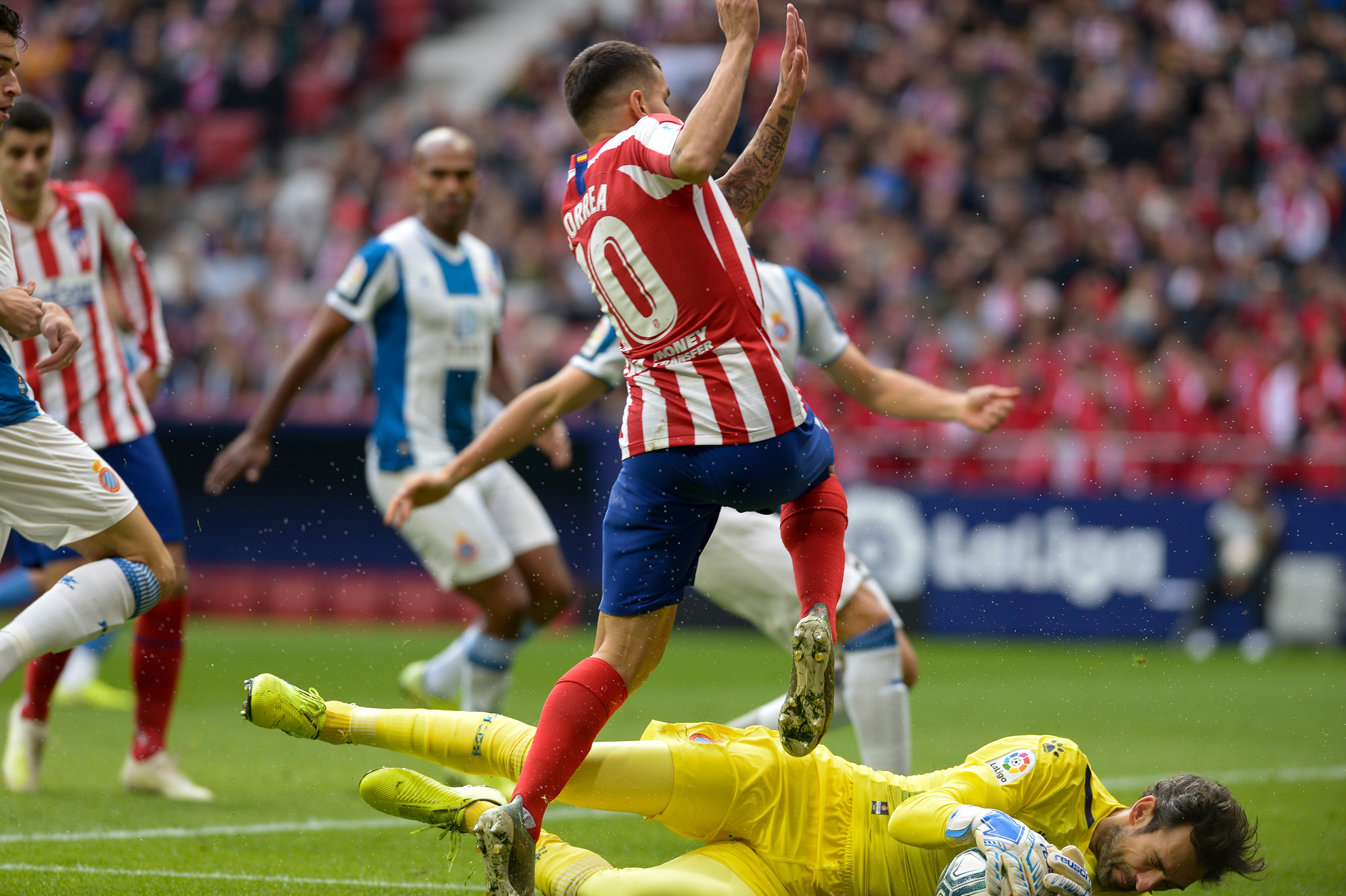 Ángel Correa del Atlético de Madrid disputa el balón con Diego López.