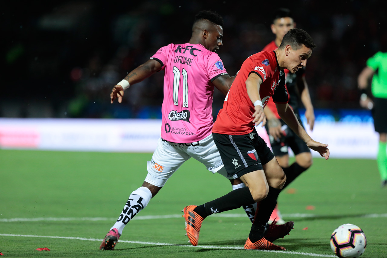 Cristian Dájome durante el partido en Argentina.