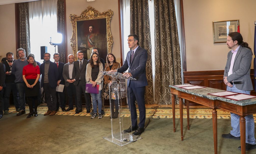 Pedro Sánchez y Pablo Iglesias durante de firmar el acuerdo para la investidura presidencial de Pedro Sánchez.