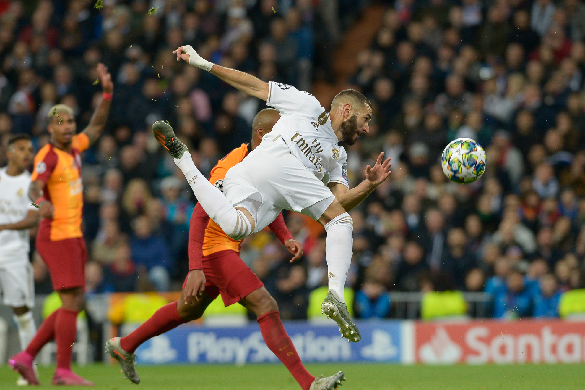 Karim Benzema durante el partido frente al Galatasaray.